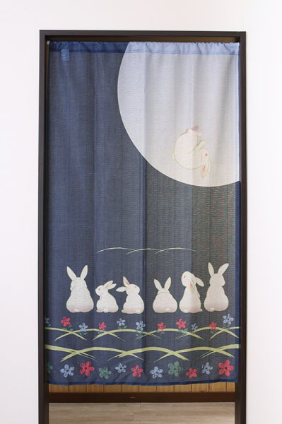 画像2: ★のれん 32013「月うさぎ」 巾85×高さ150cm【在庫品】 ノレン 暖簾 月見 月 満月 うさぎ ウサギ 兎 柄プリント メール便可(1枚まで) (2)