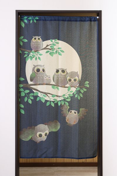 画像2: ★のれん 32012「ふくろう一家」 巾85×高さ150cm【在庫品】 ノレン 暖簾 フクロウ 梟 満月 柄プリント メール便可(1枚まで) (2)